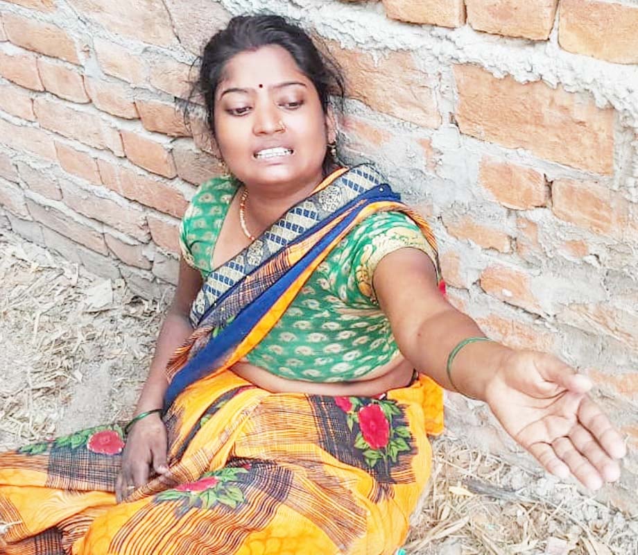 गांव कोल्हूगाढ़ा में आग से जल रहा घर। स्रोत वीडियो ग्रैब