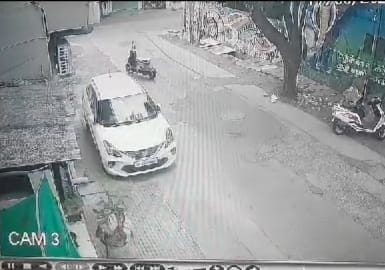 घर के बाहर से गमले चुराती महिला के सीसीटीवी फुटेज में चोरी के फोटो घर के बाहर से गमले चुराती महिला के सीसीटीवी फुटेज में चोरी के फोटो