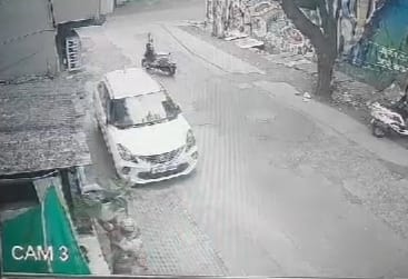 घर के बाहर से गमले चुराती महिला के सीसीटीवी फुटेज में चोरी के फोटो घर के बाहर से गमले चुराती महिला के सीसीटीवी फुटेज में चोरी के फोटो
