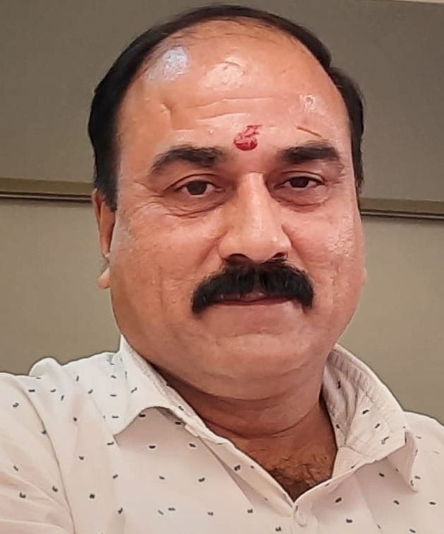 कसिया गांव में मूंग का खेत दिखाता किसान।     संवाद