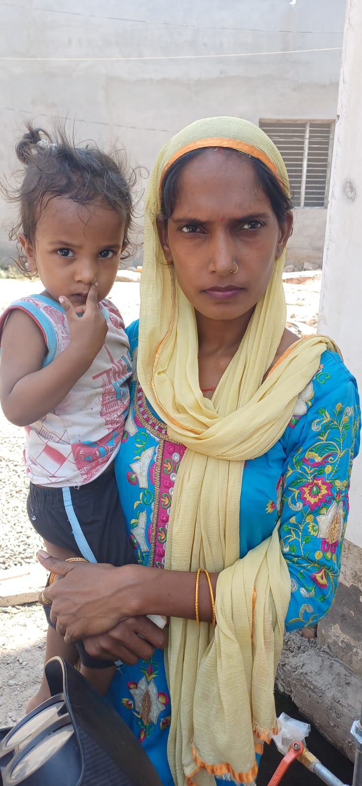खाली टैंकर के पास खडे़ सत्संग विहार कालोनी के लोग जानकारी देते हुए खाली टैंकर के पास खडे़ सत्संग विहार कालोनी के लोग जानकारी देते हुए