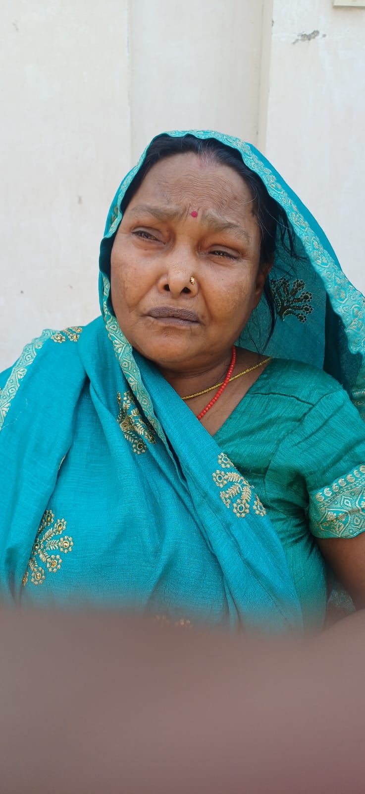 खाली टैंकर के पास खडे़ सत्संग विहार कालोनी के लोग जानकारी देते हुए खाली टैंकर के पास खडे़ सत्संग विहार कालोनी के लोग जानकारी देते हुए