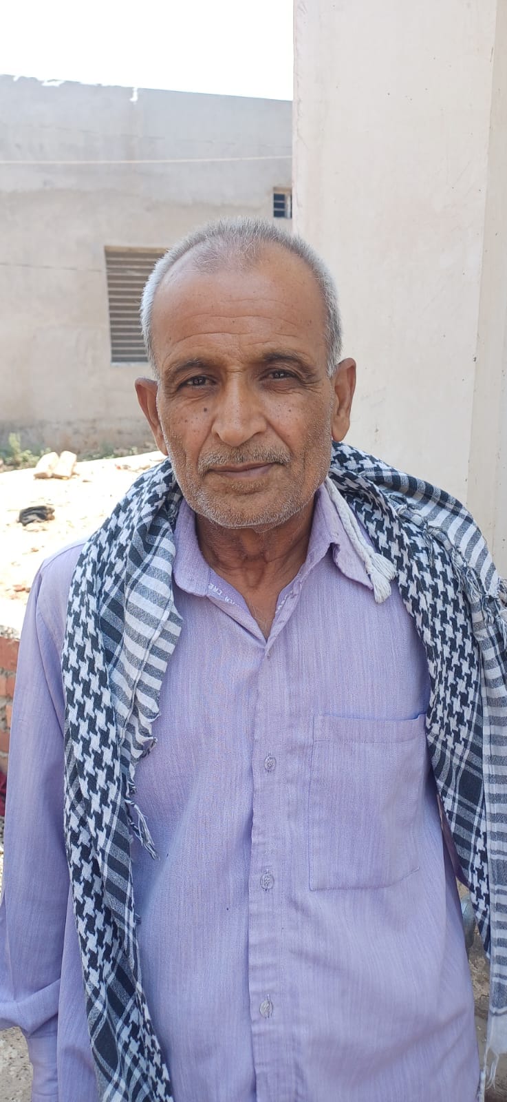 खाली टैंकर के पास खडे़ सत्संग विहार कालोनी के लोग जानकारी देते हुए खाली टैंकर के पास खडे़ सत्संग विहार कालोनी के लोग जानकारी देते हुए