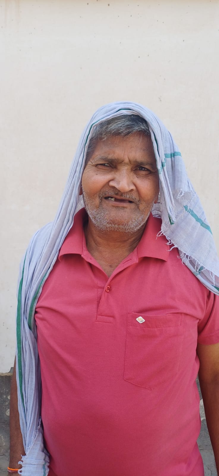 खाली टैंकर के पास खडे़ सत्संग विहार कालोनी के लोग जानकारी देते हुए खाली टैंकर के पास खडे़ सत्संग विहार कालोनी के लोग जानकारी देते हुए
