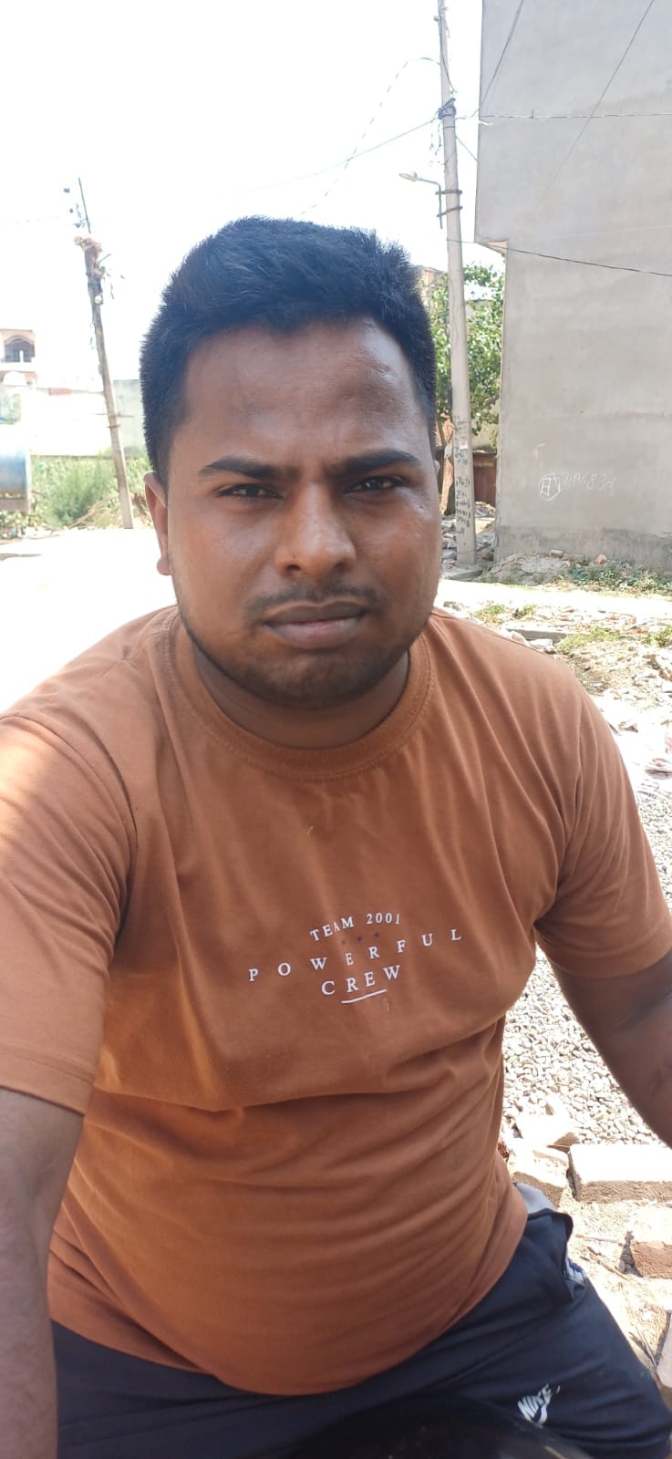 खाली टैंकर के पास खडे़ सत्संग विहार कालोनी के लोग जानकारी देते हुए खाली टैंकर के पास खडे़ सत्संग विहार कालोनी के लोग जानकारी देते हुए