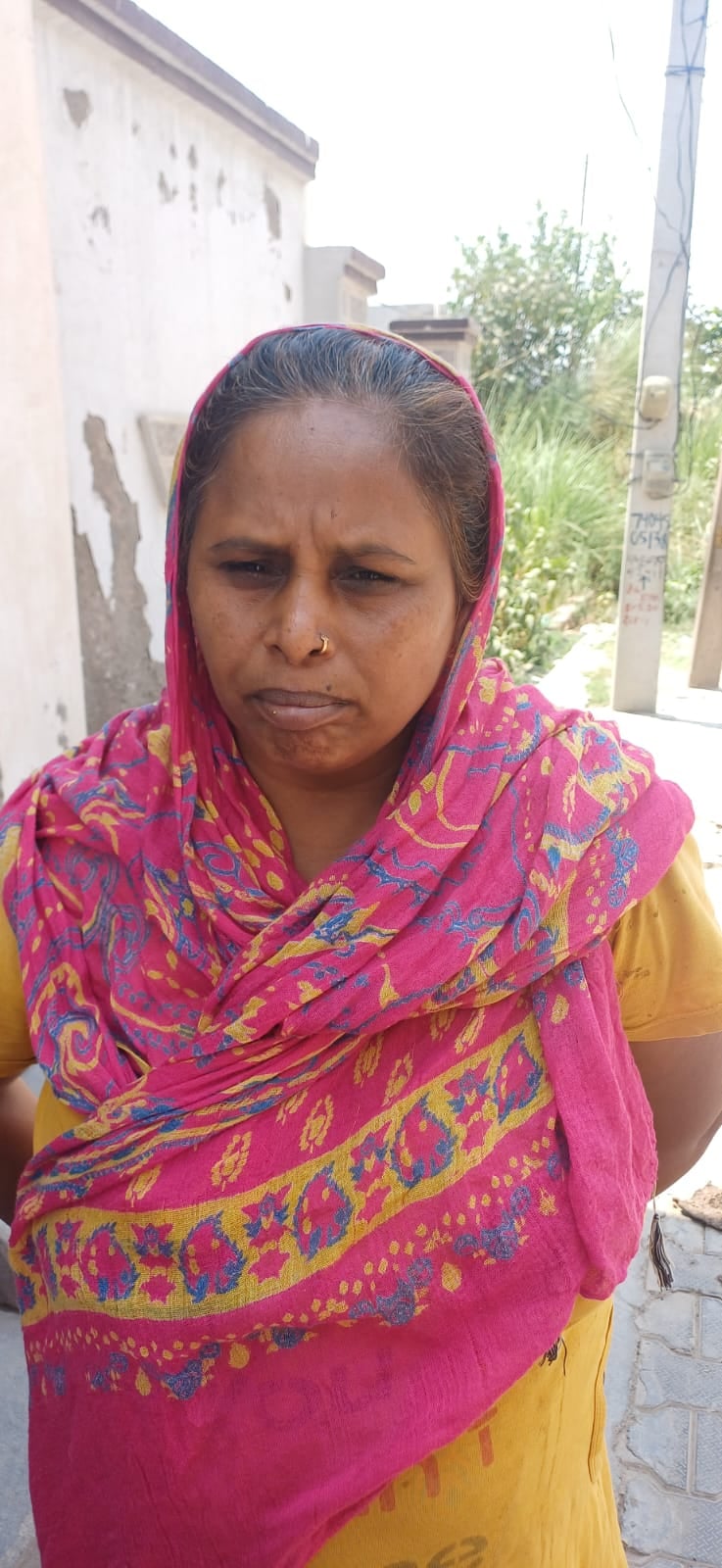 खाली टैंकर के पास खडे़ सत्संग विहार कालोनी के लोग जानकारी देते हुए खाली टैंकर के पास खडे़ सत्संग विहार कालोनी के लोग जानकारी देते हुए