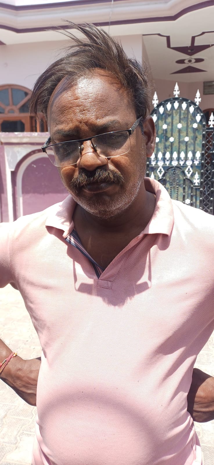 खाली टैंकर के पास खडे़ सत्संग विहार कालोनी के लोग जानकारी देते हुए खाली टैंकर के पास खडे़ सत्संग विहार कालोनी के लोग जानकारी देते हुए