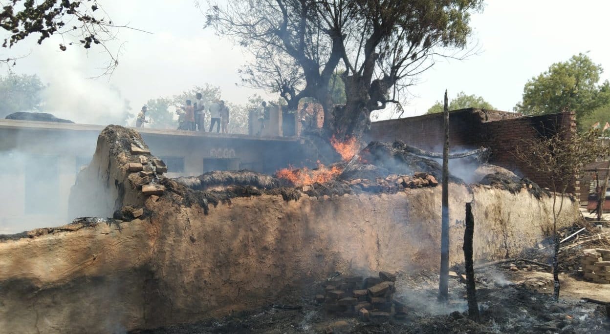 लीलापुर थाना क्षेत्र के सिंधौर गांव लगी आग घर छोड़कर बाहर खड़े पीड़ित। संवाद लीलापुर थाना क्षेत्र के सिंधौर गांव लगी आग घर छोड़कर बाहर खड़े पीड़ित। संवाद