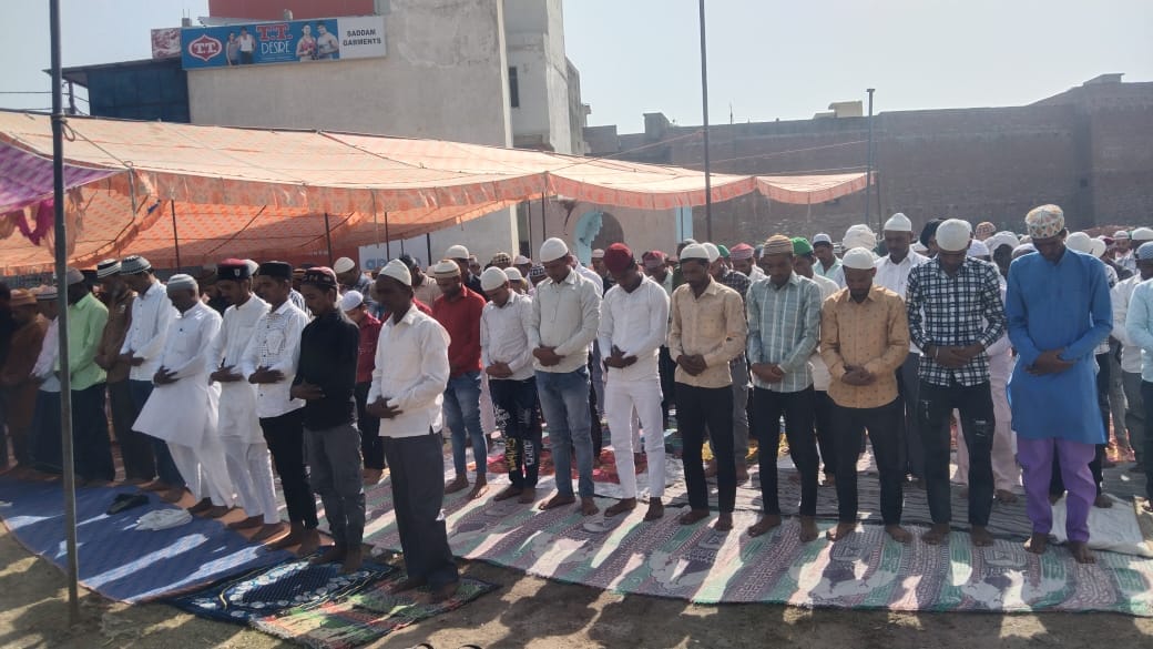 सिरौली ईदगाह में नमाज अदा करते मुस्लिम समाज के लोग-संवाद सिरौली ईदगाह में नमाज अदा करते मुस्लिम समाज के लोग-संवाद