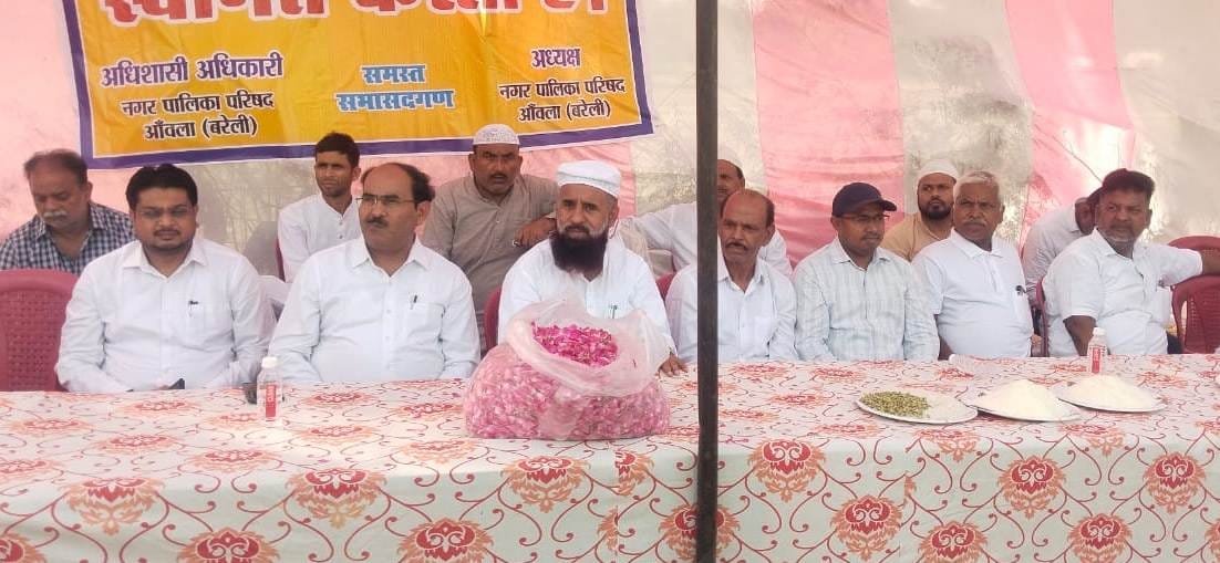 सिरौली ईदगाह में नमाज अदा करते मुस्लिम समाज के लोग-संवाद सिरौली ईदगाह में नमाज अदा करते मुस्लिम समाज के लोग-संवाद