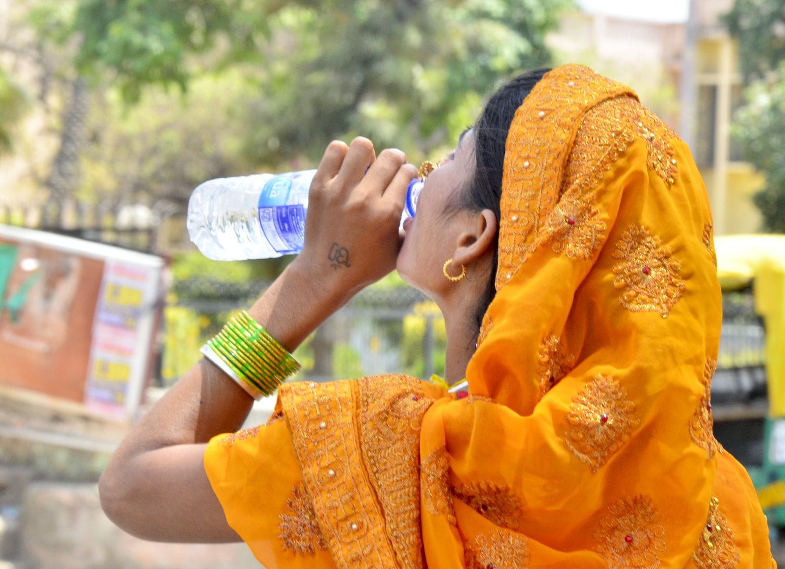 धूप से बचने का प्रयास करता युवक। संवाद धूप से बचने का प्रयास करता युवक। संवाद