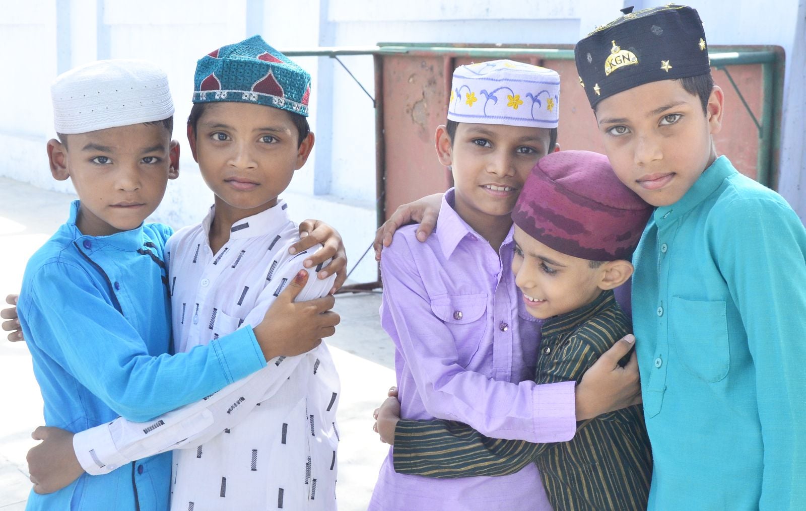 उसावां कस्बे की नूरानी मस्जिद में ईद की नमाज अदा करते नमाज़ी। संवाद उसावां कस्बे की नूरानी मस्जिद में ईद की नमाज अदा करते नमाज़ी। संवाद