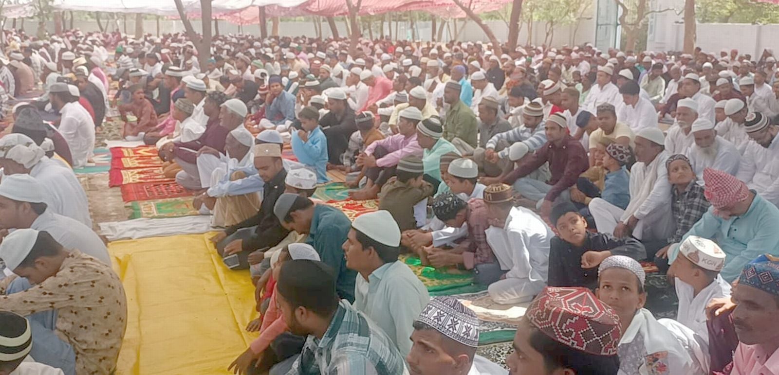 उसावां कस्बे की नूरानी मस्जिद में ईद की नमाज अदा करते नमाज़ी। संवाद उसावां कस्बे की नूरानी मस्जिद में ईद की नमाज अदा करते नमाज़ी। संवाद