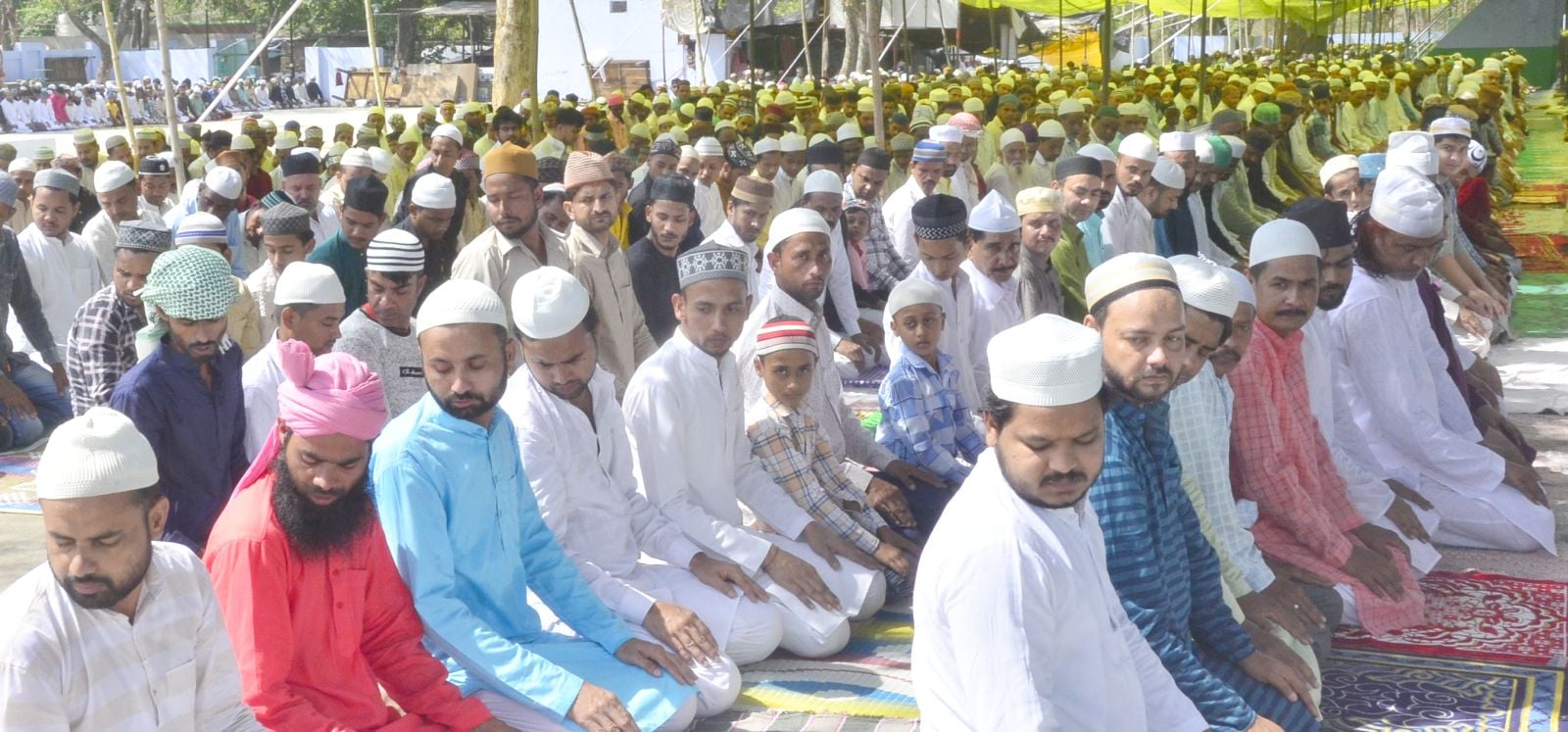 उसावां कस्बे की नूरानी मस्जिद में ईद की नमाज अदा करते नमाज़ी। संवाद उसावां कस्बे की नूरानी मस्जिद में ईद की नमाज अदा करते नमाज़ी। संवाद