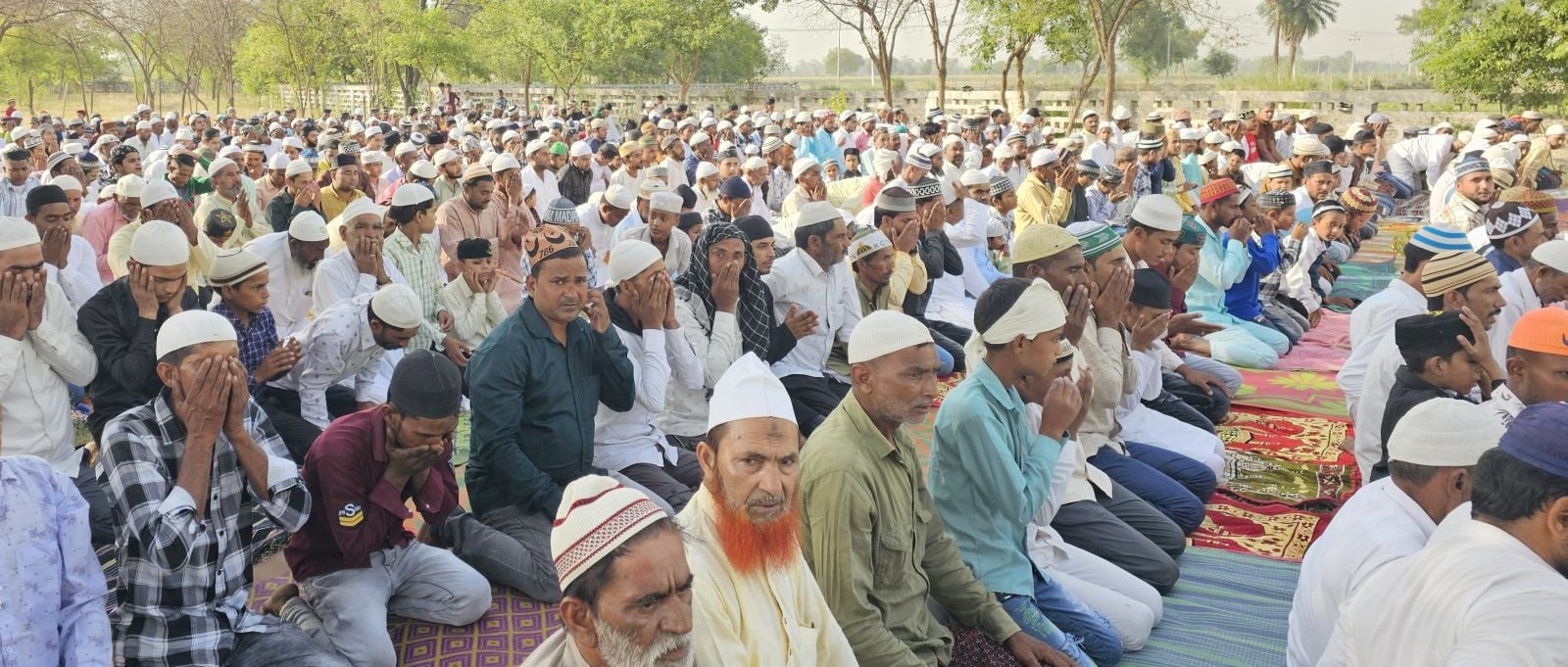 उसावां कस्बे की नूरानी मस्जिद में ईद की नमाज अदा करते नमाज़ी। संवाद उसावां कस्बे की नूरानी मस्जिद में ईद की नमाज अदा करते नमाज़ी। संवाद
