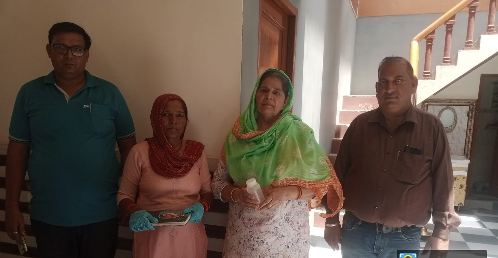 18जेएनडी01: रणधीर मताना व अन्य कर्मी मकान में पेयजल की जांच करते हुए। 18जेएनडी01: रणधीर मताना व अन्य कर्मी मकान में पेयजल की जांच करते हुए।