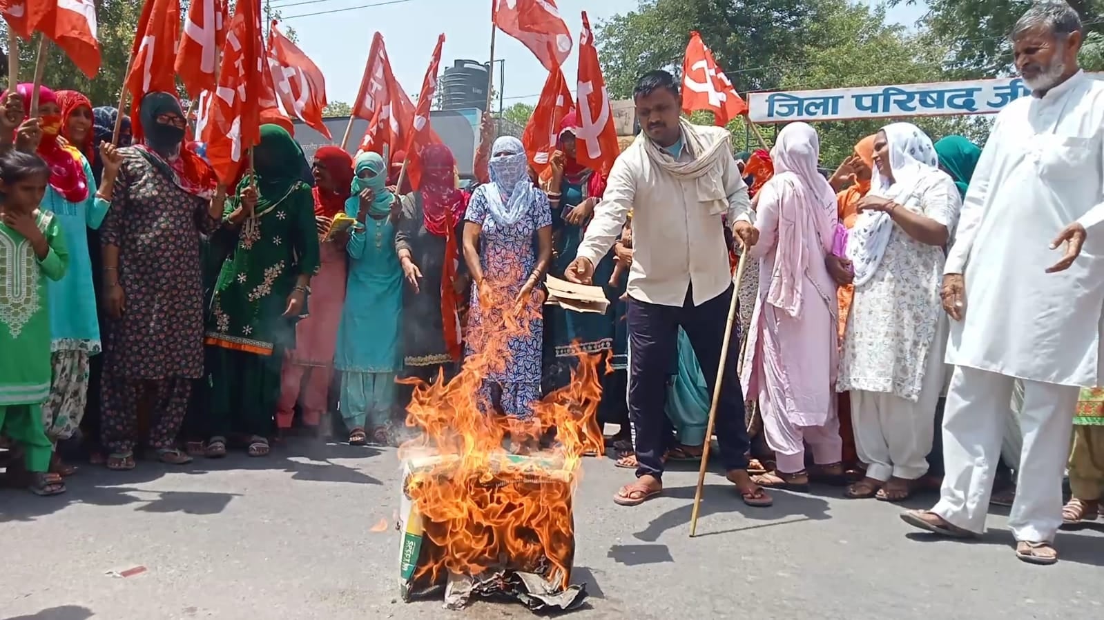 18जेएनडी04: जिला परिषद सीईओ का पुतला फूंकते हुए मेट व मनरेगा मजूद। संवाद 18जेएनडी04: जिला परिषद सीईओ का पुतला फूंकते हुए मेट व मनरेगा मजूद। संवाद