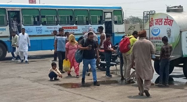 18जेएनडी12-बस स्टैंड पर बस से उतरकर टैंकर पर पानी की प्यास बुझाते यात्री। संवाद 18जेएनडी12-बस स्टैंड पर बस से उतरकर टैंकर पर पानी की प्यास बुझाते यात्री। संवाद