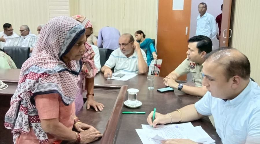 18जेएनडी29-शिविर में महिला की शिकायत सुनते एसडीएम अनिल कुमार दून। संवाद