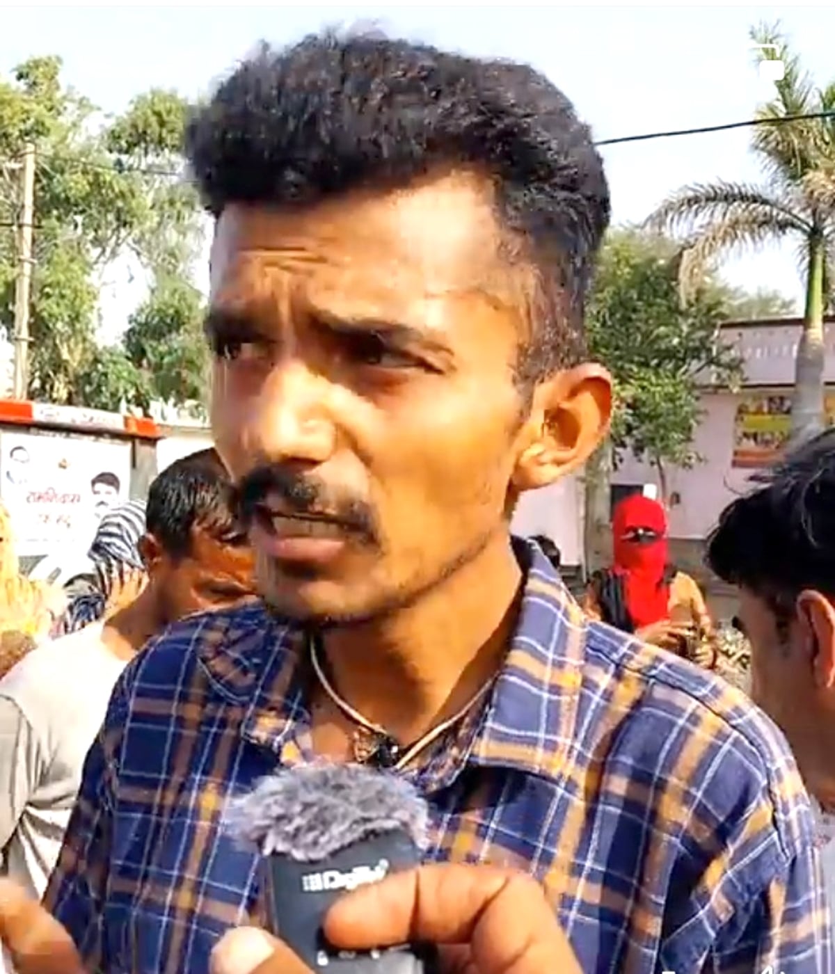18जेएनडी33: विलाप करते हुए मृतक के माता-पिता व भाई।  संवाद
