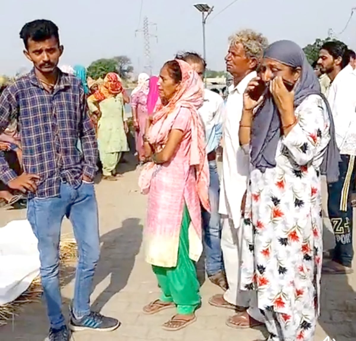 18जेएनडी33: विलाप करते हुए मृतक के माता-पिता व भाई।  संवाद
