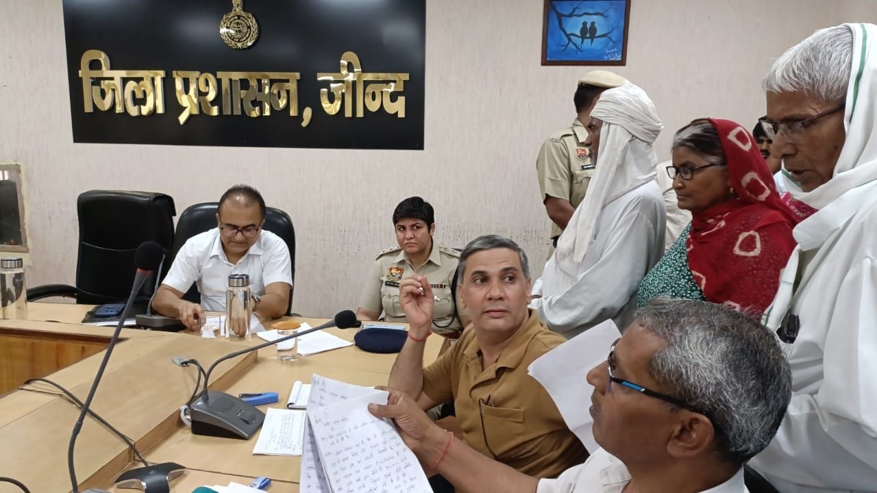 18जेएनडी36 : समाधान शिविर में लोगों की समस्याएं सुनते एडीसी डॉ. हरीश वशिष्ठ। संवाद 18जेएनडी36 : समाधान शिविर में लोगों की समस्याएं सुनते एडीसी डॉ. हरीश वशिष्ठ। संवाद