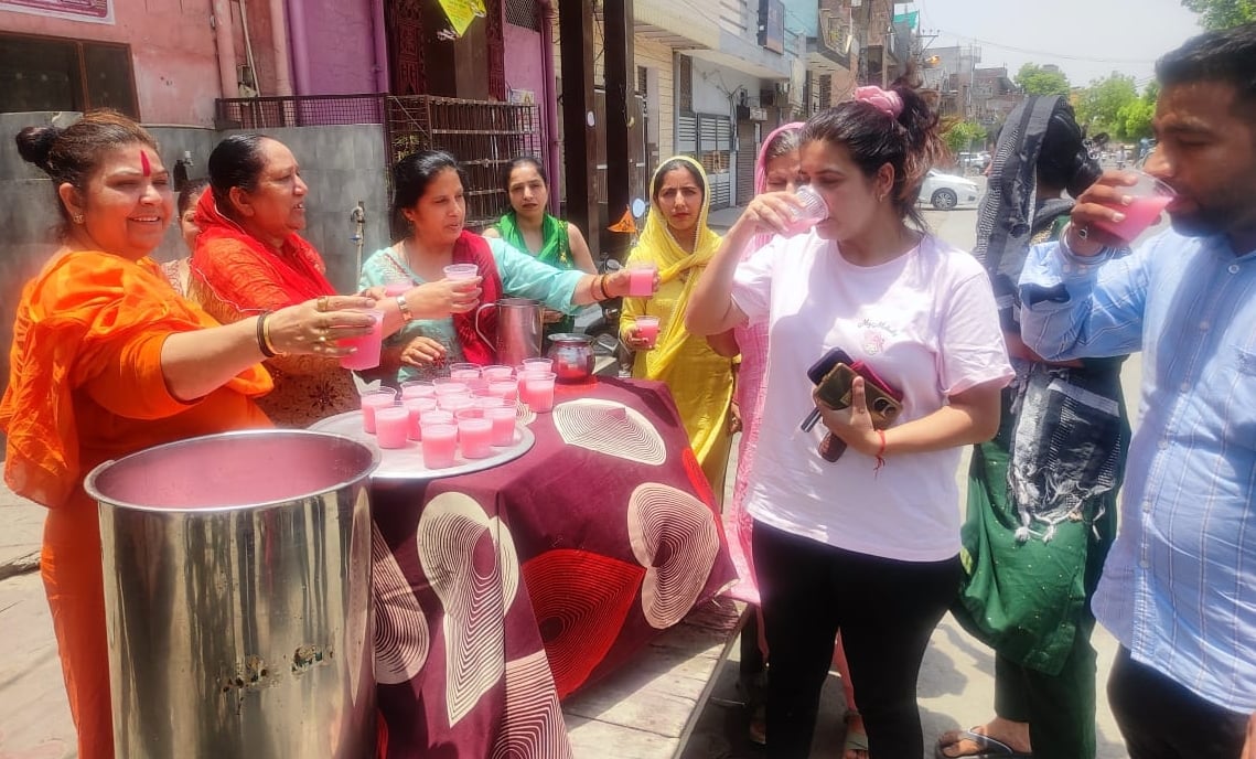 18सीटीके43...जगदीश कॉलोनी में छबील लगाकर मीठा पानी देते श्रद्धालु। संवाद 18सीटीके43...जगदीश कॉलोनी में छबील लगाकर मीठा पानी देते श्रद्धालु। संवाद