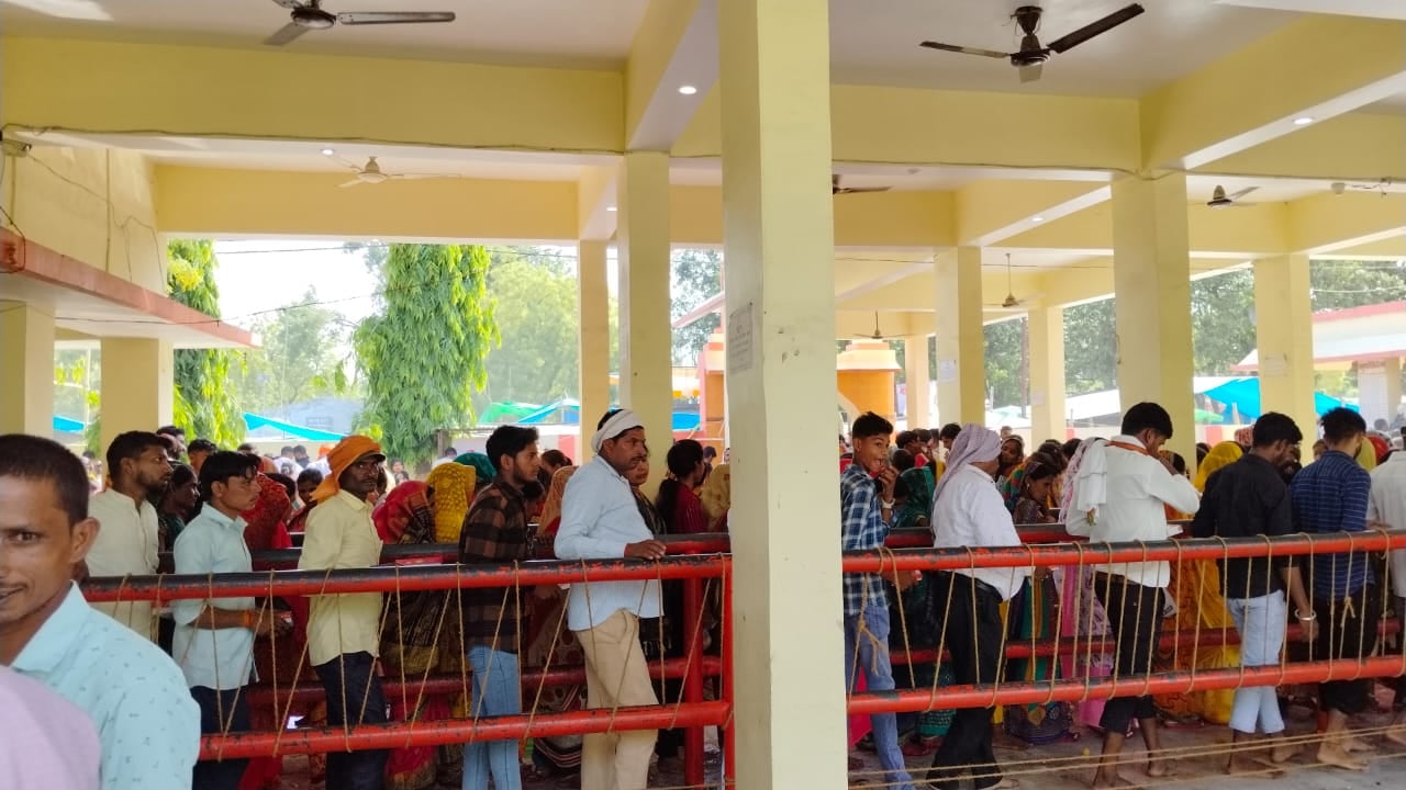 अलीगंज में भंडारे का प्रसाद लेते श्रद्धालु।स्ंवाद अलीगंज में भंडारे का प्रसाद लेते श्रद्धालु।स्ंवाद