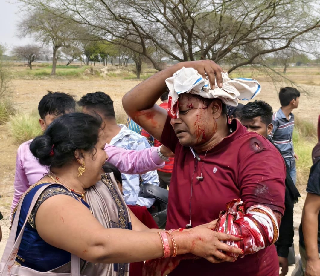 भरवारी के रोई बाईपास के पास अनियंत्रित होकर पलटी बस व जुटी भीड़। संवाद भरवारी के रोई बाईपास के पास अनियंत्रित होकर पलटी बस व जुटी भीड़। संवाद