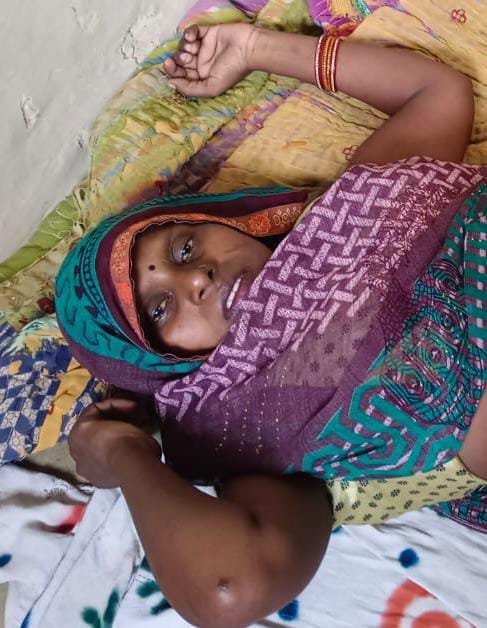 भरवारी के रोई बाईपास के पास अनियंत्रित होकर पलटी बस व जुटी भीड़। संवाद भरवारी के रोई बाईपास के पास अनियंत्रित होकर पलटी बस व जुटी भीड़। संवाद