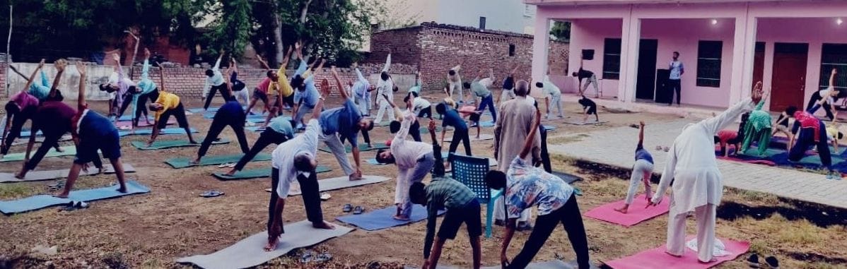 फोटो संख्या: 53 हकेंवि महेंद्रगढ़ में योग करते हुए बच्चों व महिलाएं---संवाद