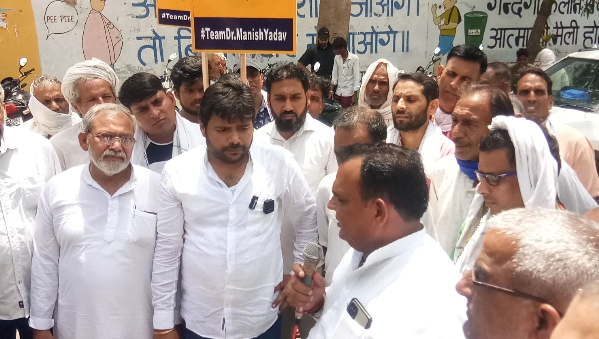 फोटो संख्या: 60 नगरपालिका चेयरमैन आप पार्टी कार्यकर्ता से बात करते हुए---संवाद