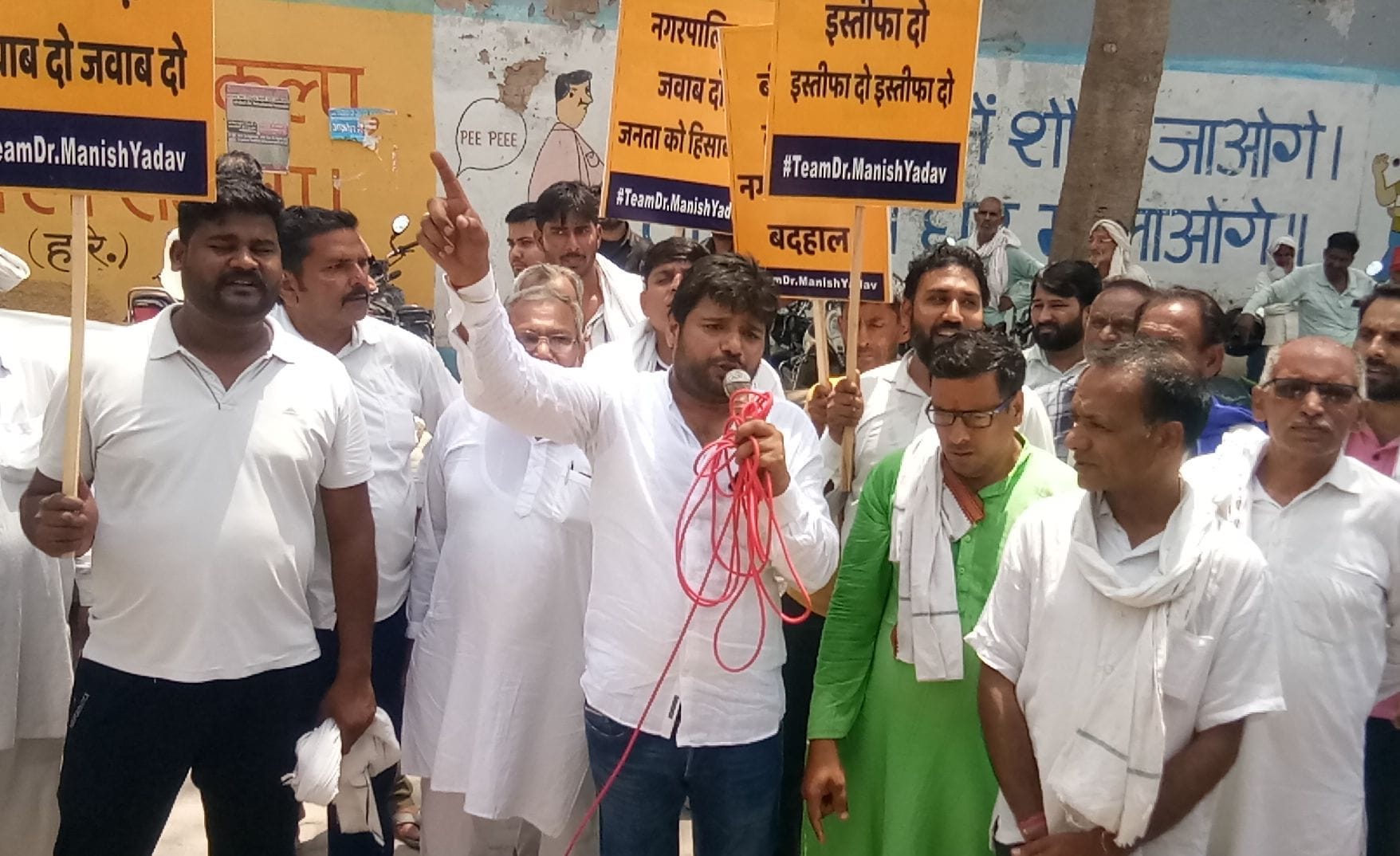 फोटो संख्या: 60 नगरपालिका चेयरमैन आप पार्टी कार्यकर्ता से बात करते हुए---संवाद