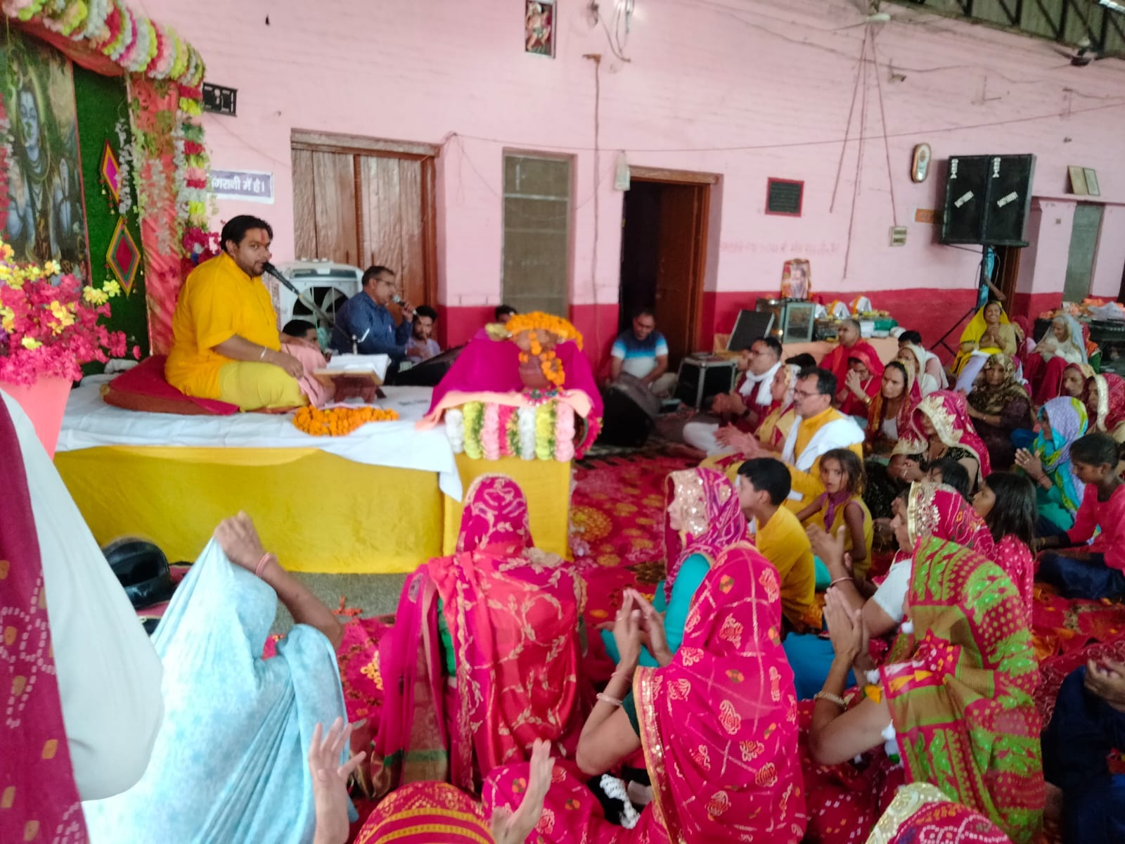 फोटो संख्या: 63 कनीना के कलश यात्रा निकालते हुए महिला एवं पुरूष--- संवाद फोटो संख्या: 63 कनीना के कलश यात्रा निकालते हुए महिला एवं पुरूष--- संवाद