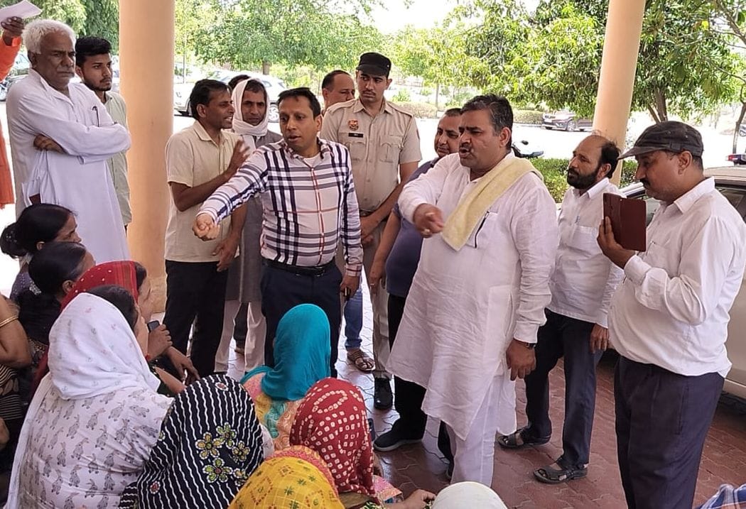 फोटो संख्या: 65 बिजली समस्या के समाधान को लेकर लघुसचिवालय में सांकेतिक धरने पर बैठक मास्टर कॉला फोटो संख्या: 65 बिजली समस्या के समाधान को लेकर लघुसचिवालय में सांकेतिक धरने पर बैठक मास्टर कॉला