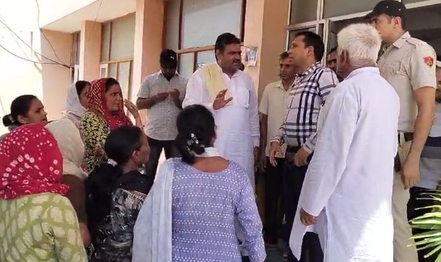 फोटो संख्या: 65 बिजली समस्या के समाधान को लेकर लघुसचिवालय में सांकेतिक धरने पर बैठक मास्टर कॉला फोटो संख्या: 65 बिजली समस्या के समाधान को लेकर लघुसचिवालय में सांकेतिक धरने पर बैठक मास्टर कॉला