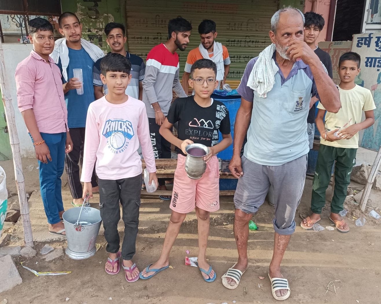 फोटो संख्या: 73 विश्वकर्मा चौक महेंद्रगढ़ पर लोगो को मीठा पानी पिलाते हुए---संवाद