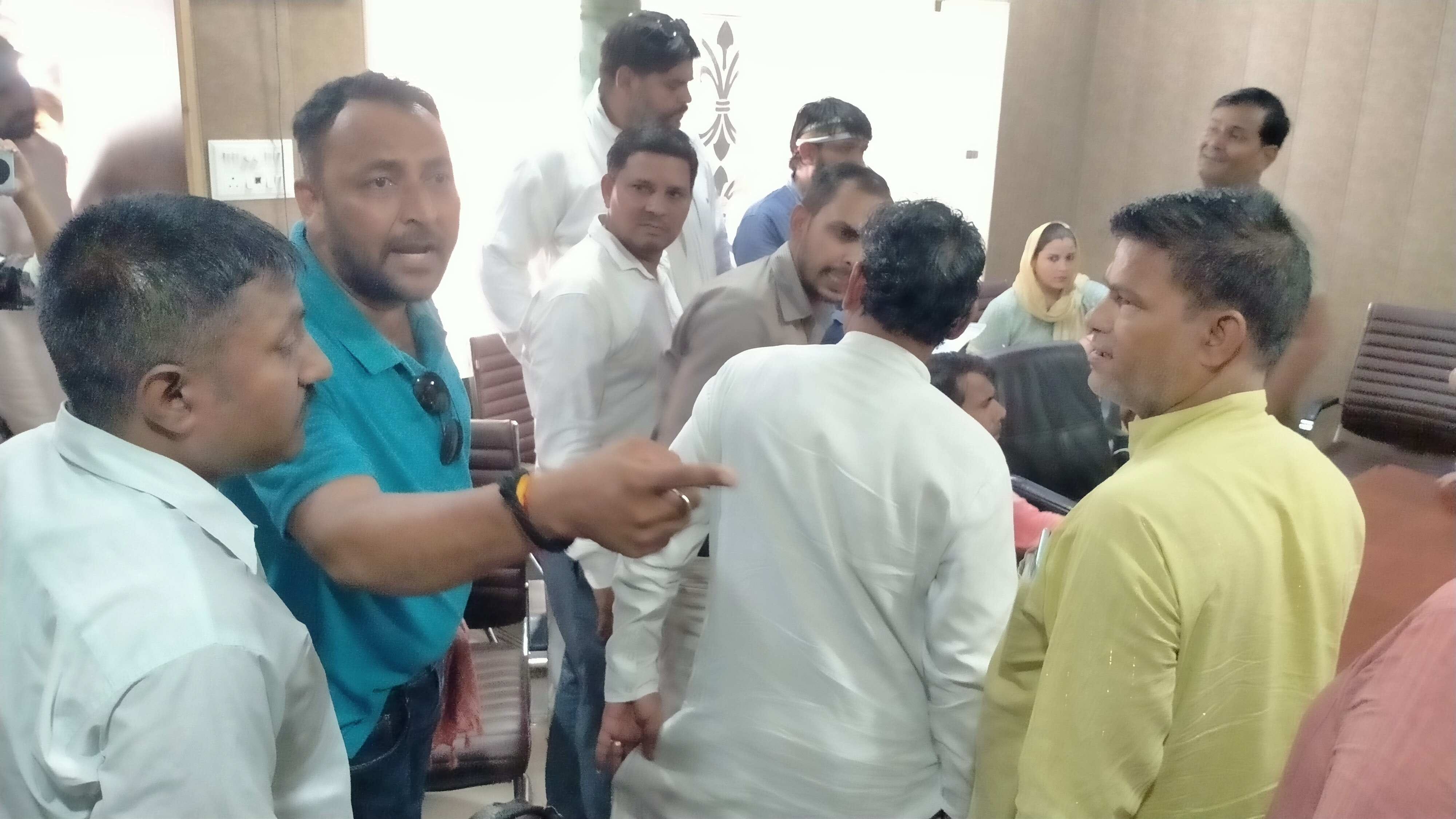 फोटो संख्या:56- नगर पालिका महेंद्रगढ़ में हाउस बैठक के दौरान वार्ड नंबर चार के पार्षद प्रतिनिध फोटो संख्या:56- नगर पालिका महेंद्रगढ़ में हाउस बैठक के दौरान वार्ड नंबर चार के पार्षद प्रतिनिध