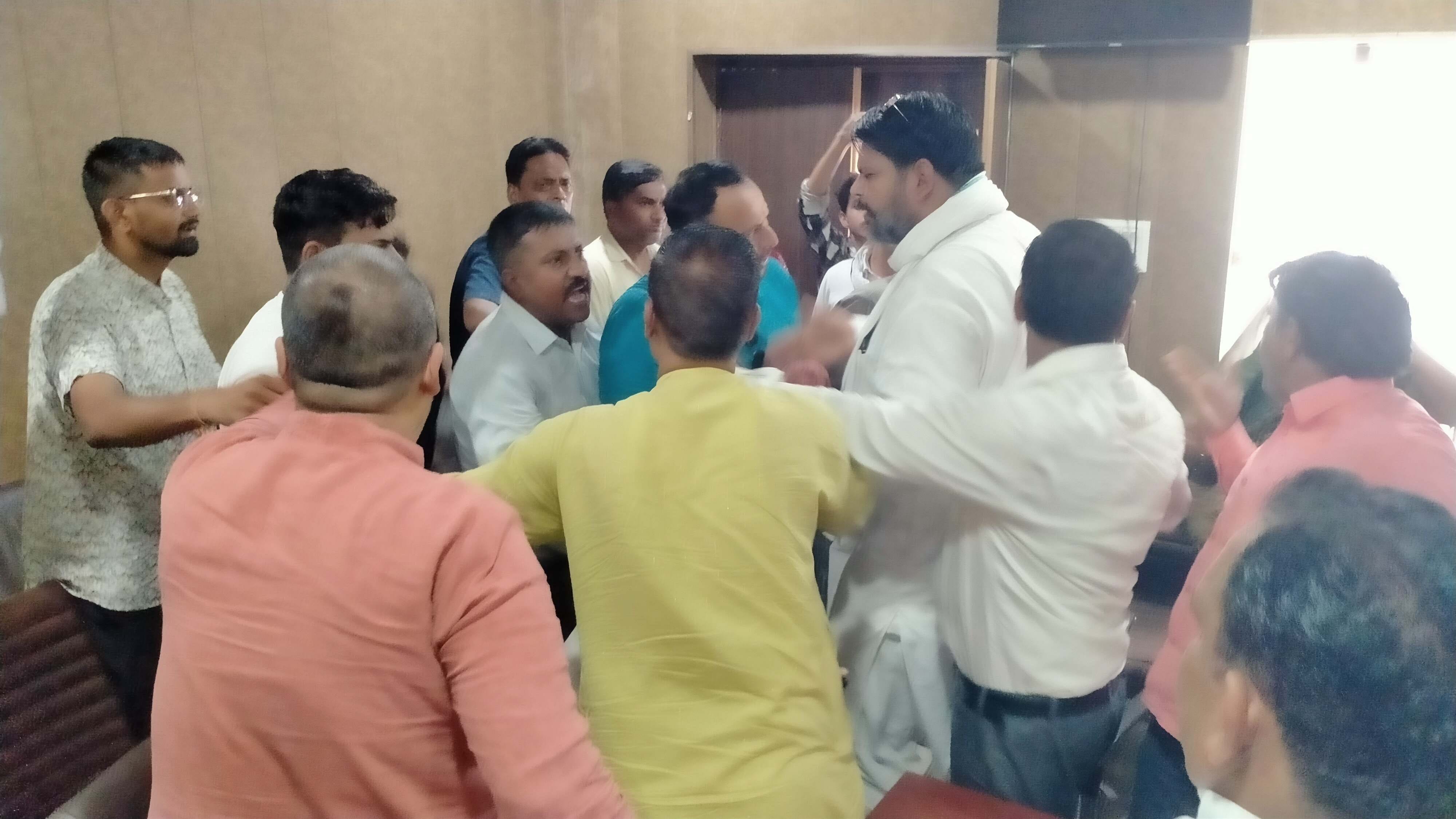 फोटो संख्या:56- नगर पालिका महेंद्रगढ़ में हाउस बैठक के दौरान वार्ड नंबर चार के पार्षद प्रतिनिध फोटो संख्या:56- नगर पालिका महेंद्रगढ़ में हाउस बैठक के दौरान वार्ड नंबर चार के पार्षद प्रतिनिध