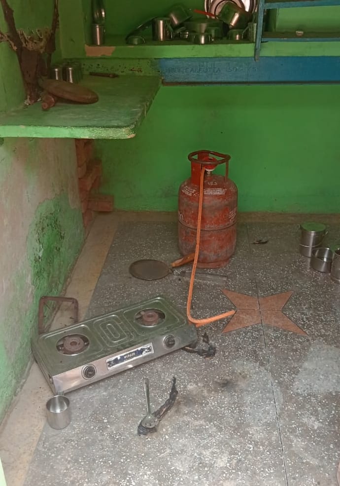फोटो संख्या:67- नागरिक अस्पताल में रेफर के दौरान एंबुलेंस में बैठा आग से झुलसा गांव खुडाना निवा