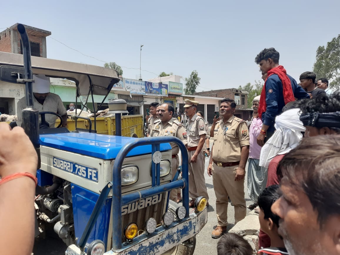 ग्रामीण रोड पर नारेबाजी करते हुए ग्रामीण रोड पर नारेबाजी करते हुए