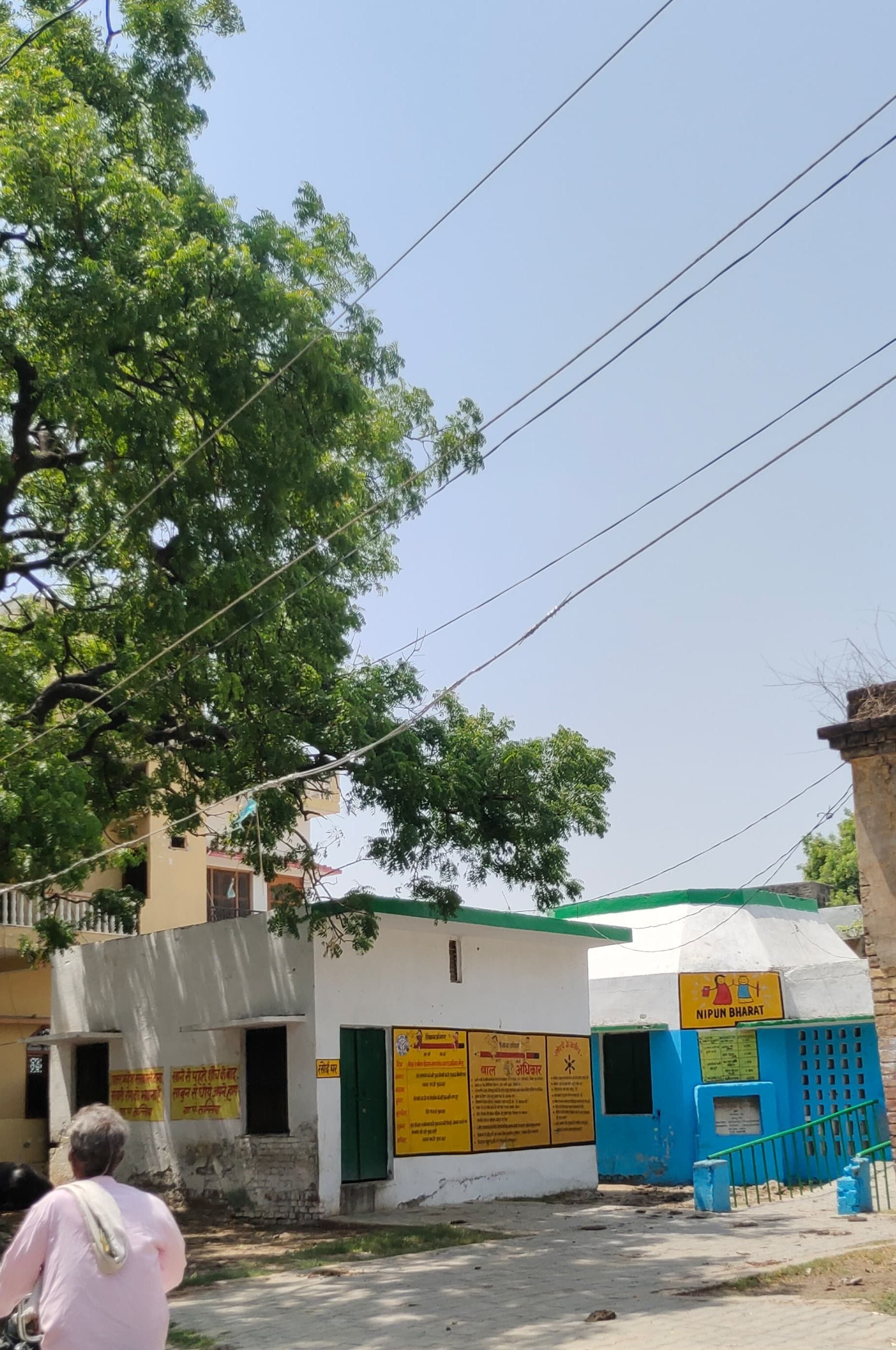 जंगबहादुरगंज में इस तरह जर्जर विद्युत तार झुलते हुए। संवाद जंगबहादुरगंज में इस तरह जर्जर विद्युत तार झुलते हुए। संवाद