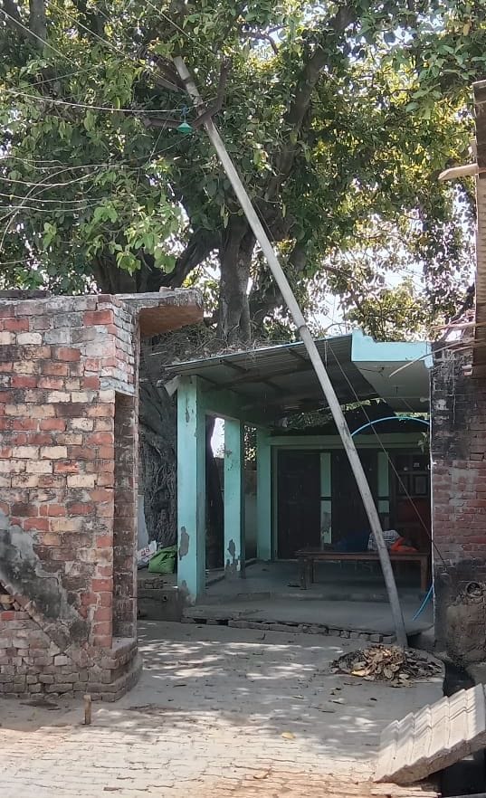 जंगबहादुरगंज में इस तरह जर्जर विद्युत तार झुलते हुए। संवाद जंगबहादुरगंज में इस तरह जर्जर विद्युत तार झुलते हुए। संवाद