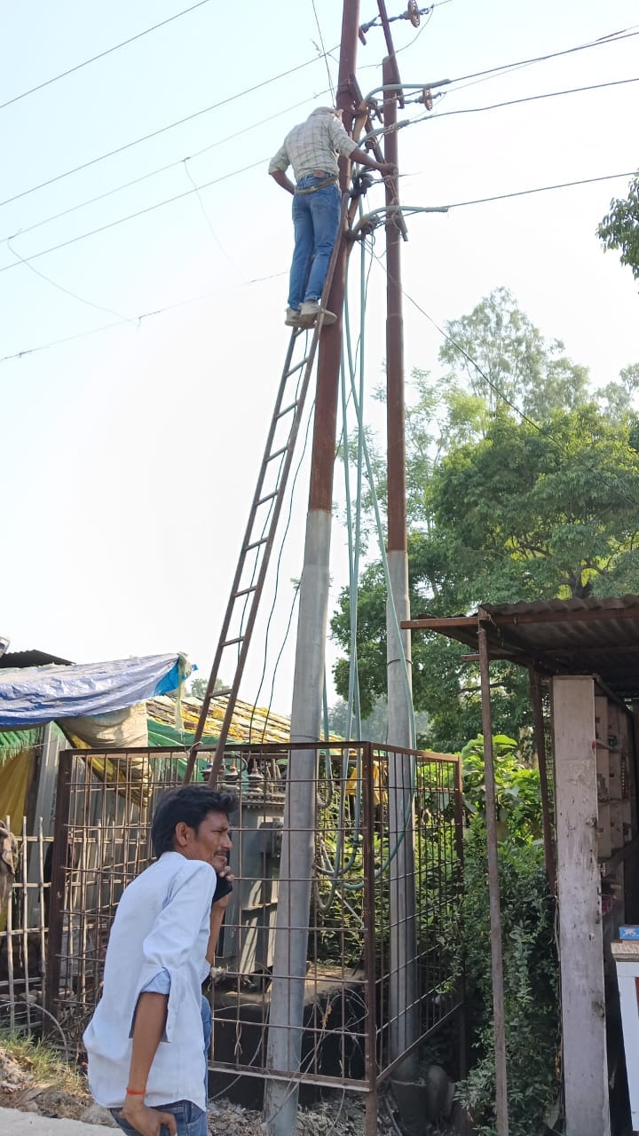 महंगापुर बिजली उपकेंद्र पर हंगामा करते उपभोक्ता। महंगापुर बिजली उपकेंद्र पर हंगामा करते उपभोक्ता।