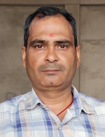 महिला में ट्रांसफार्मर चढ़ाते विद्युत कर्मी। संवाद
