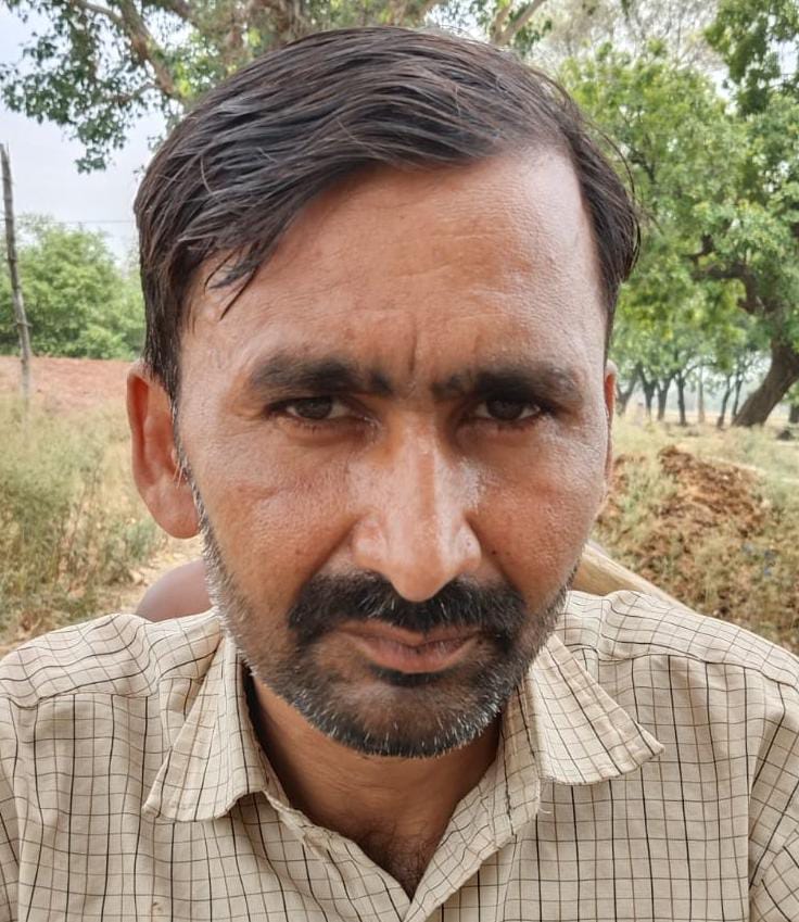 महिला में ट्रांसफार्मर चढ़ाते विद्युत कर्मी। संवाद