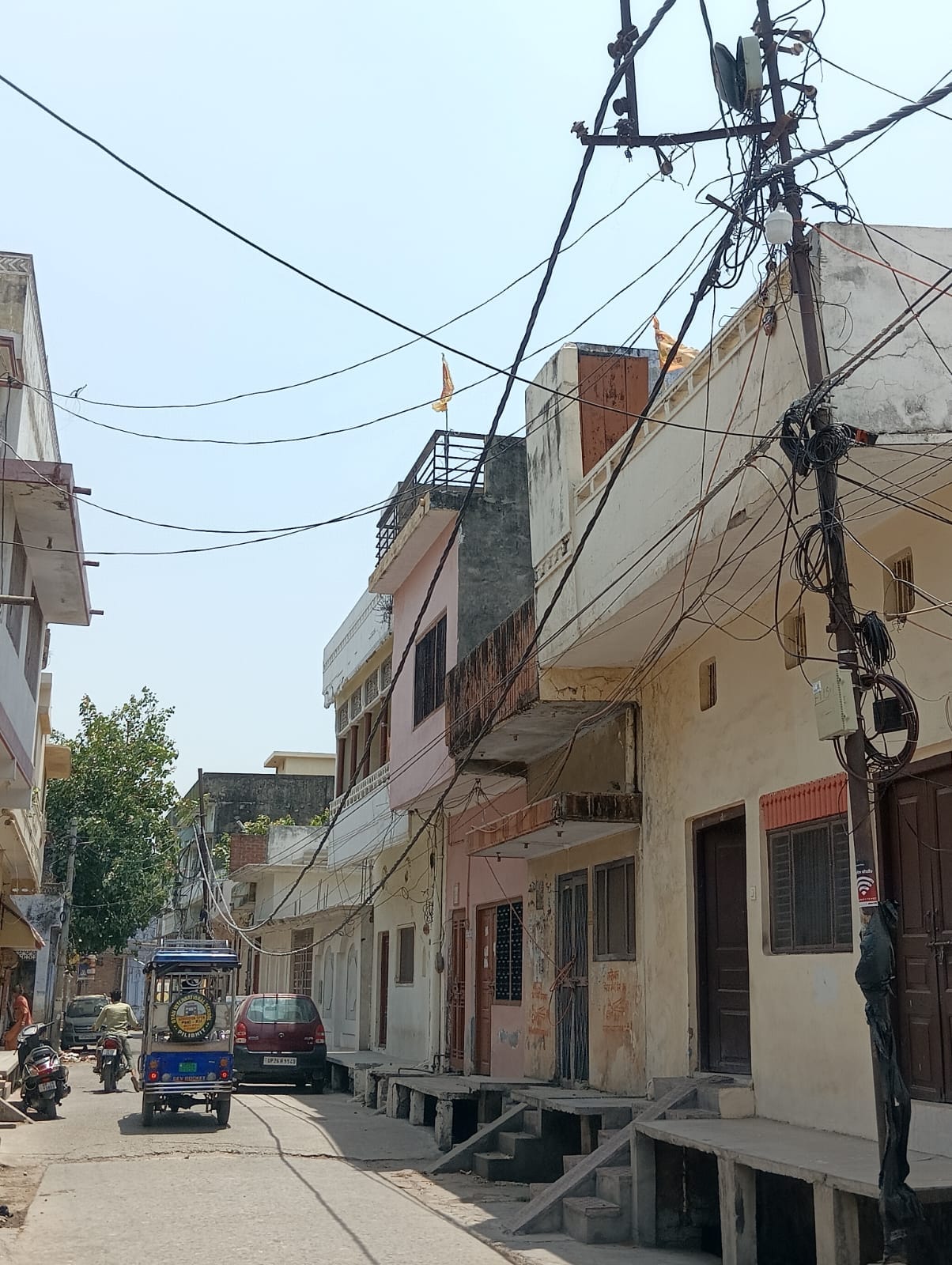 शहर के मोहल्ला ताखान में झुका बिजली पोल । संवाद शहर के मोहल्ला ताखान में झुका बिजली पोल । संवाद