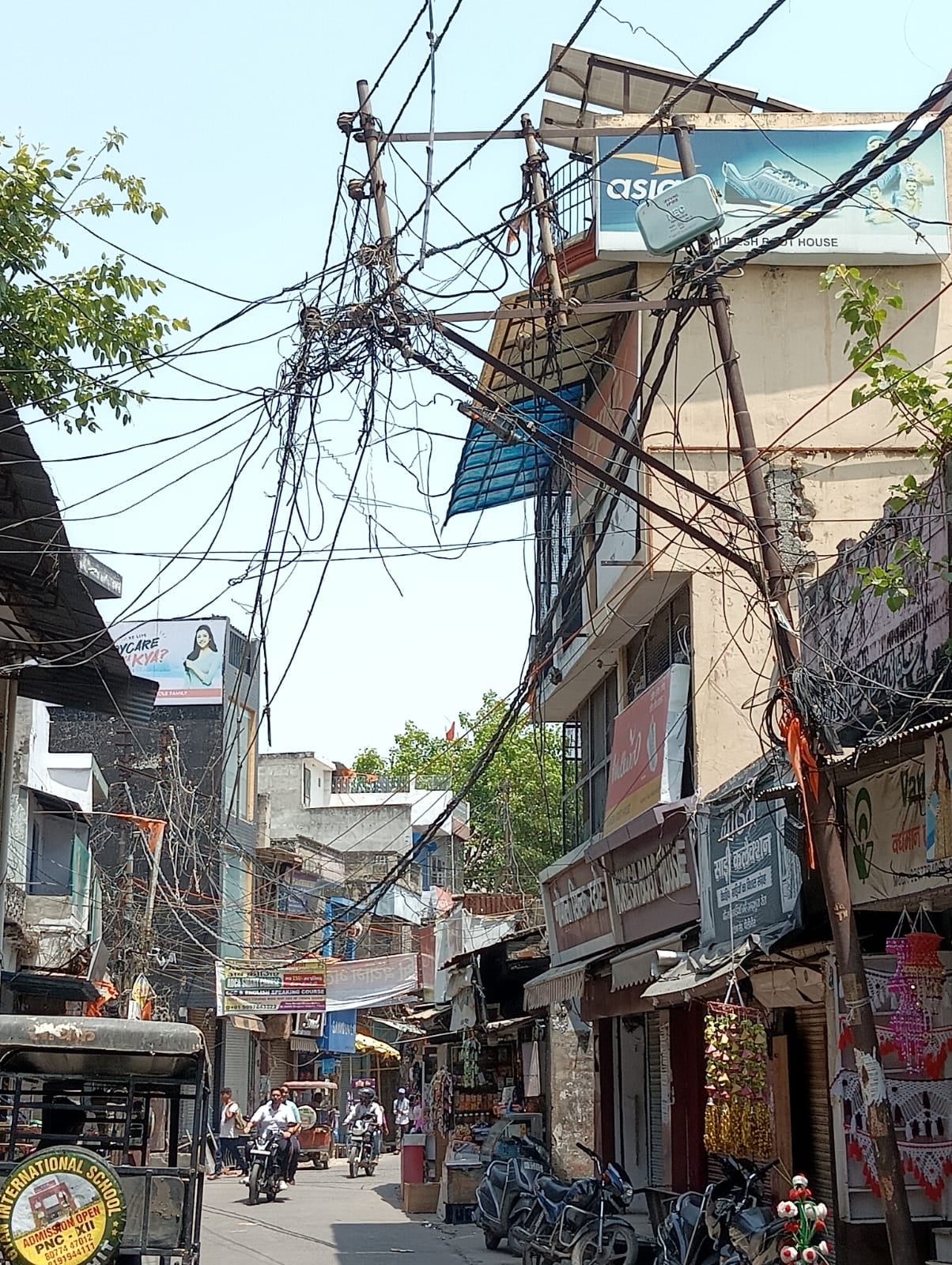 शहर के मोहल्ला ताखान में झुका बिजली पोल । संवाद शहर के मोहल्ला ताखान में झुका बिजली पोल । संवाद