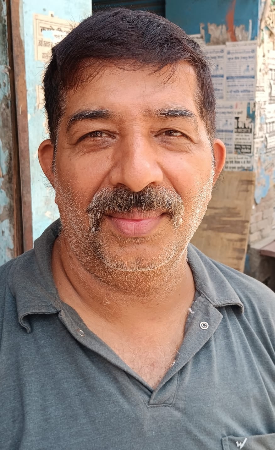 शहर के मोहल्ला ताखान में झुका बिजली पोल । संवाद शहर के मोहल्ला ताखान में झुका बिजली पोल । संवाद