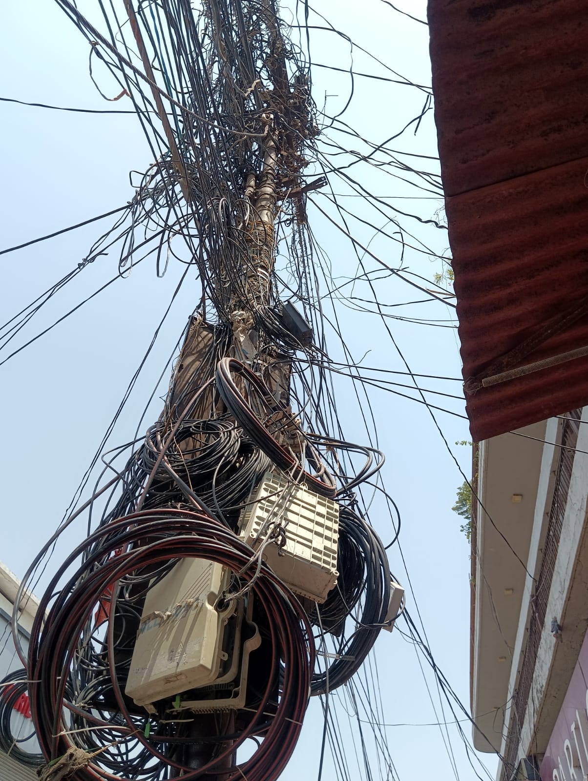 शहर के मोहल्ला ताखान में झुका बिजली पोल । संवाद शहर के मोहल्ला ताखान में झुका बिजली पोल । संवाद